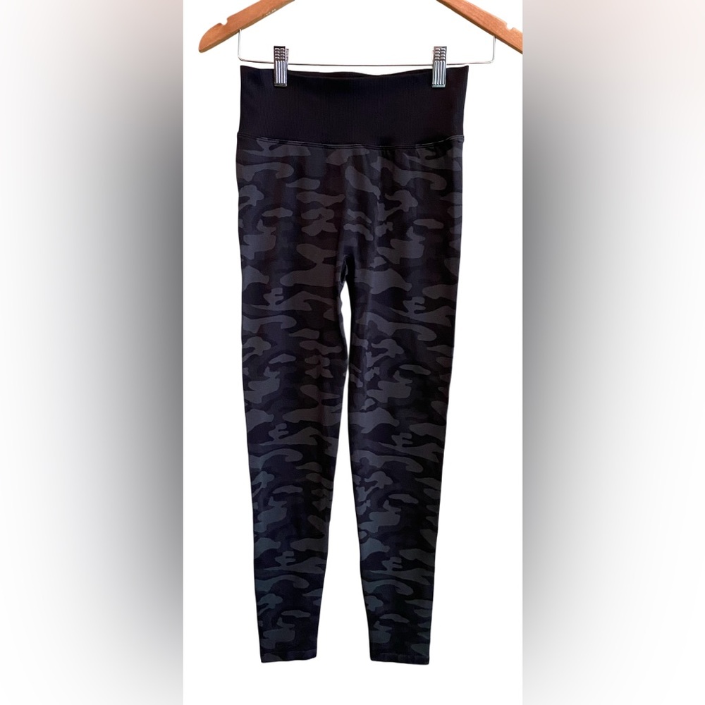 PINK Victoria’s Secret: Sleek Black and Gray Camouflage Leggings with High Waist